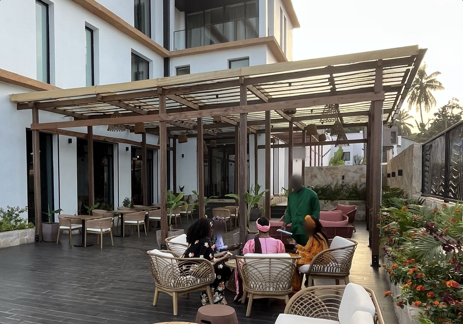 La pergola en bois exotique en service, avec ses suspensions tressées